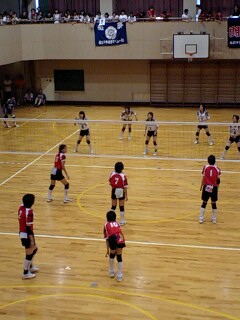 女子バレー、対中央